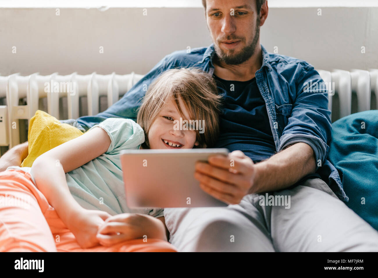 Vater und Sohn einen Film auf Tablet-PC zu Hause Stockfoto