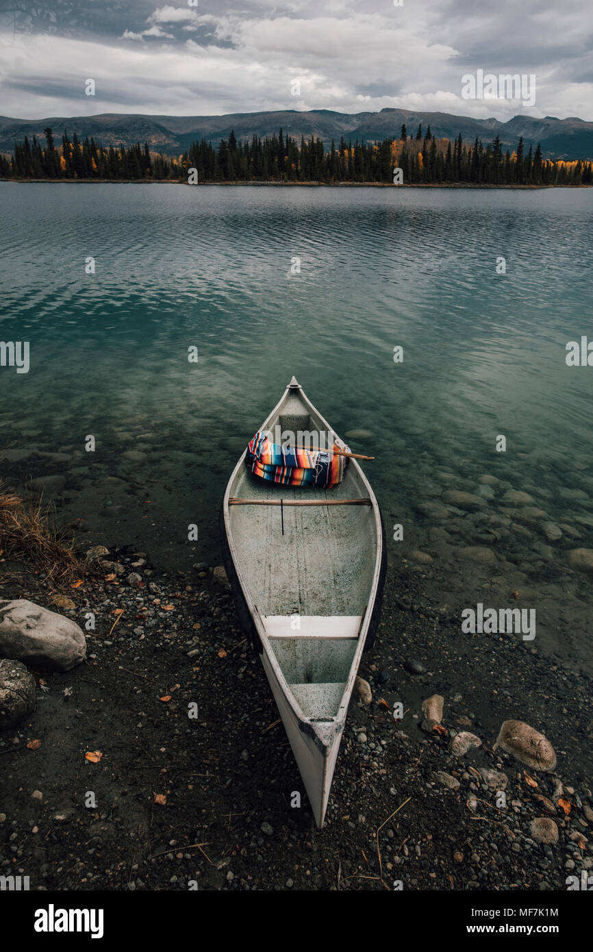 Kanada, British Columbia, Boya Lake, Boya Lake Provincial Park, Kanu Stockfoto