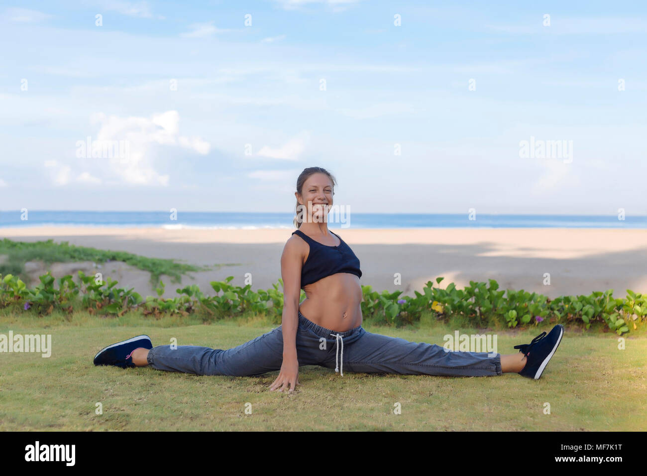 Indonesien, Bali, Frau Stretching Stockfoto