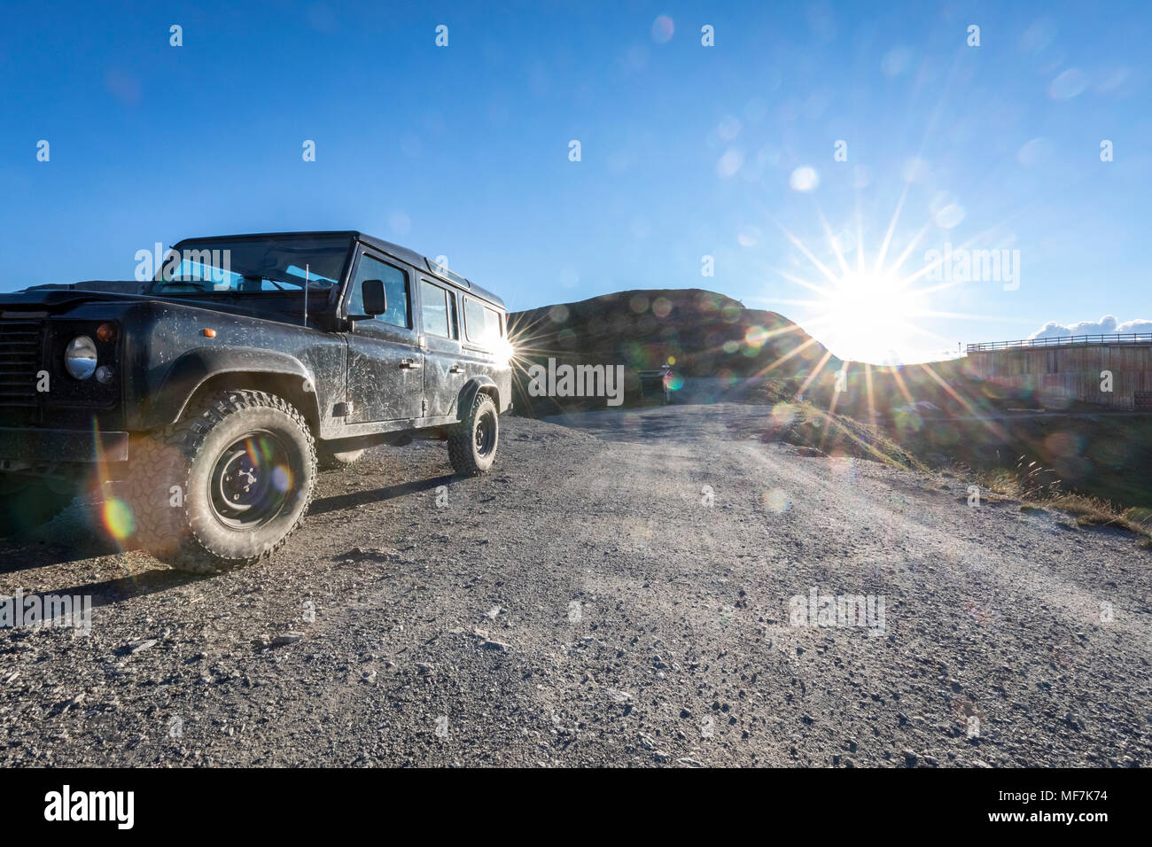 Italien, Piemont, West Alpen, Landrover auf dem Colle dell'ÄôAssietta Stockfoto