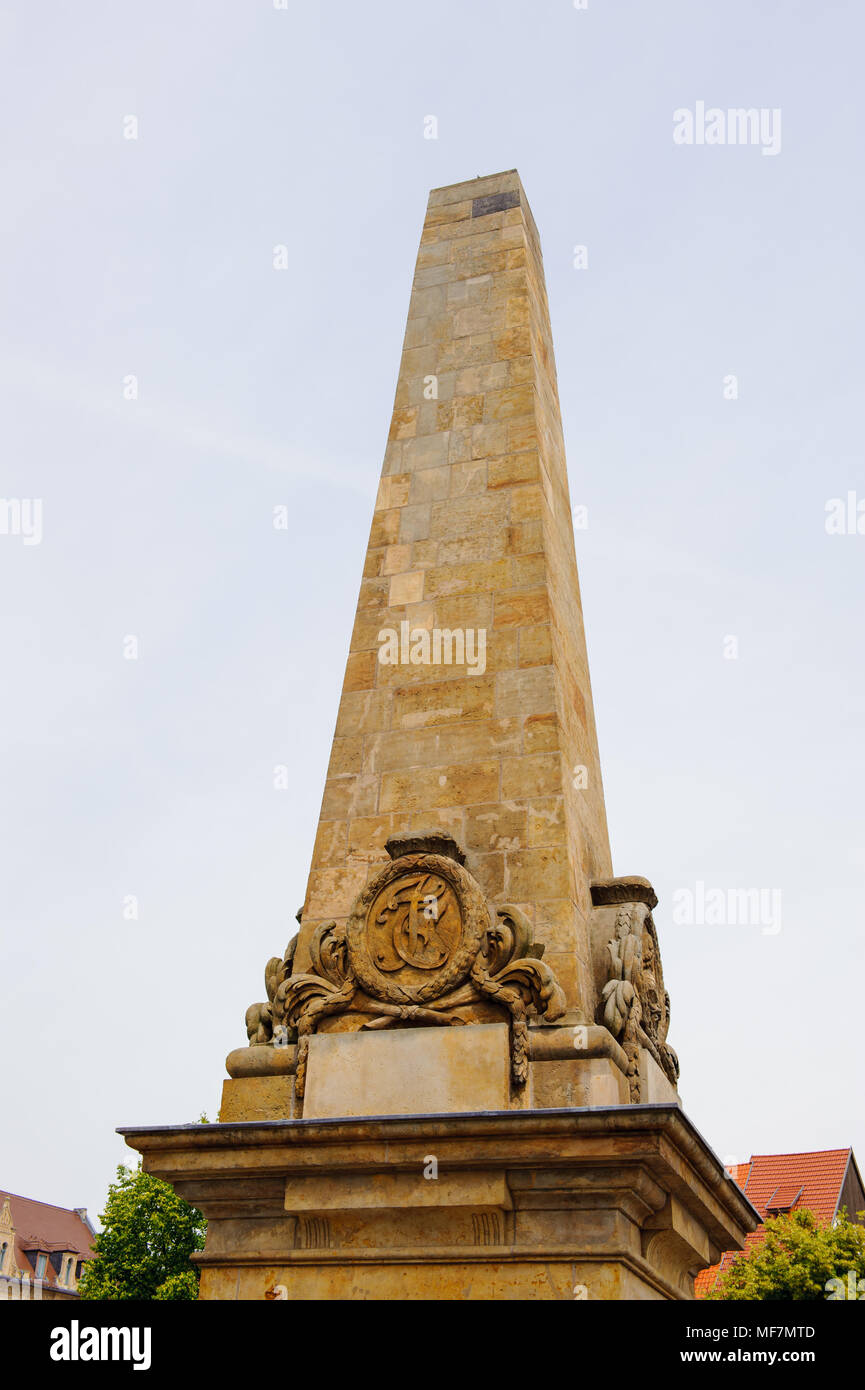 Obelisken auf dem Marktplatz von Erfurt, Deutschland. Erfurt ist die Hauptstadt von Thüringen und der Stadt wurde erstmals 742 erwähnt Stockfoto