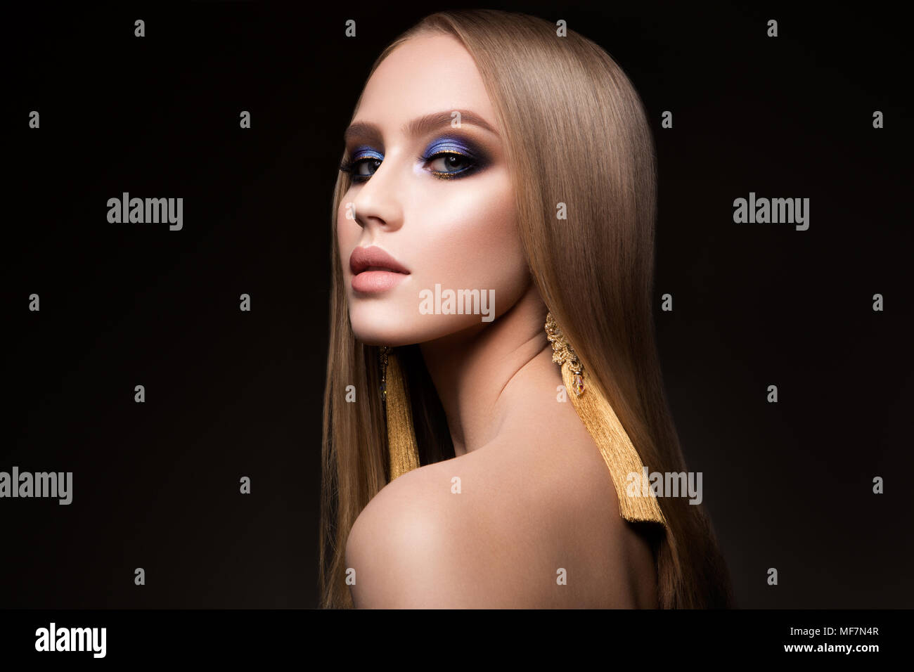 Beauty Girl Portrait mit lebhaftem Make-up. Stockfoto