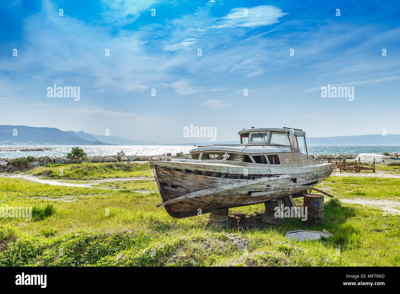 Ein altes Schiffswrack Boot verlassen stehen auf Gras Stockfoto