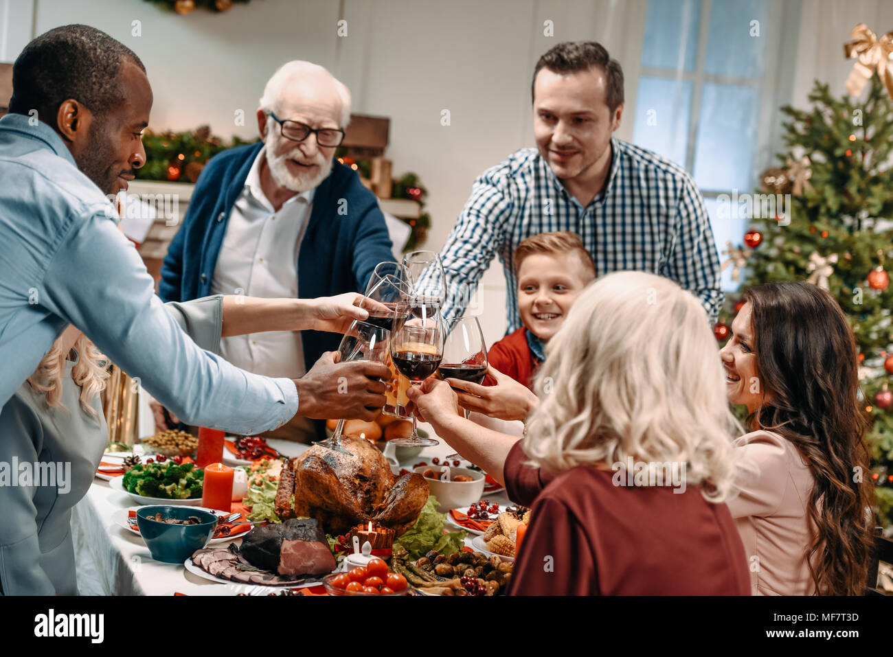 Weihnachten mit der Familie feiern. Stockfoto
