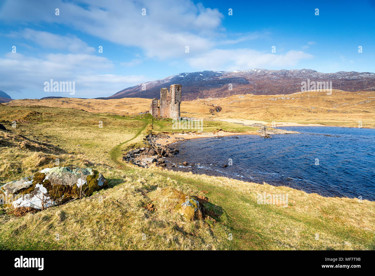 Die Ruinen von Ardvreck Castle am Ufer des Loch Assynt in Sutherland in den Schottischen Highlands und ein Teil der NC 500 touristische Route Stockfoto