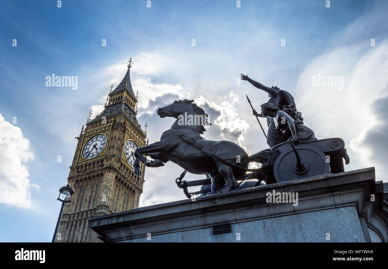 Big Ben, London, Vereinigtes Königreich - Ein Blick auf die beliebtesten Sehenswürdigkeiten mit der Statue von Boadicea, der Clock Tower bekannt als Big Ben gegen einen blauen und Clou Stockfoto