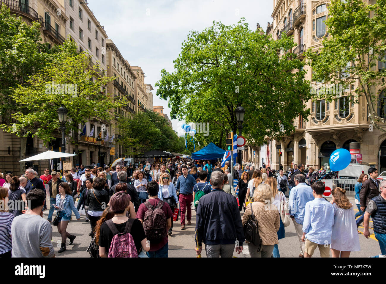 Barcelona, Spanien. April 23, 2018: Iada de Sant Jordi oder Saint George's Tag oder am Tag des Buches, einem berühmten katalanischen Feier. Masse der Anonymen p Stockfoto