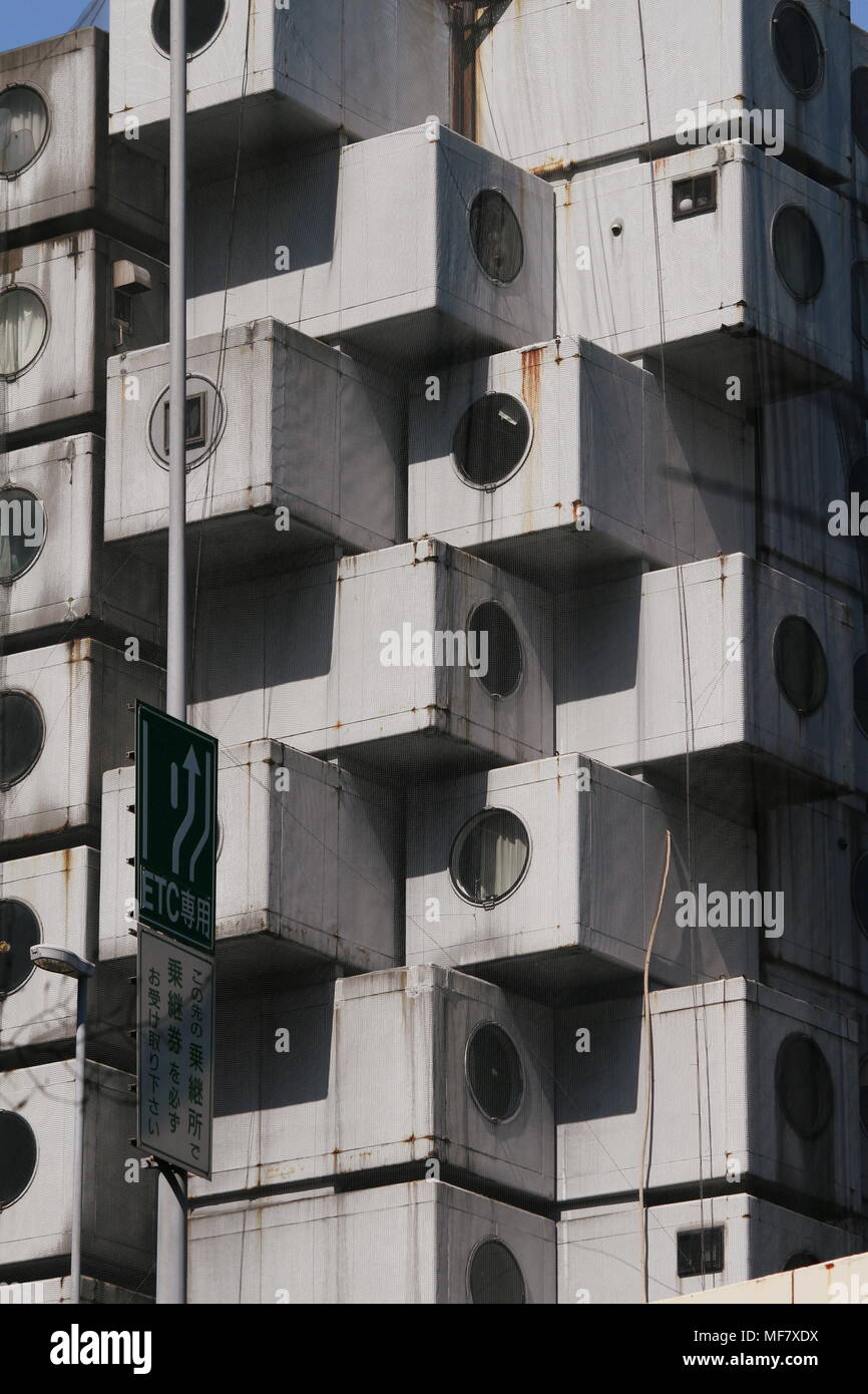 Blick auf Abschnitt der legendären Kisho Kurokawa entworfene Nakagin Capsule Tower in Tokio. Stockfoto