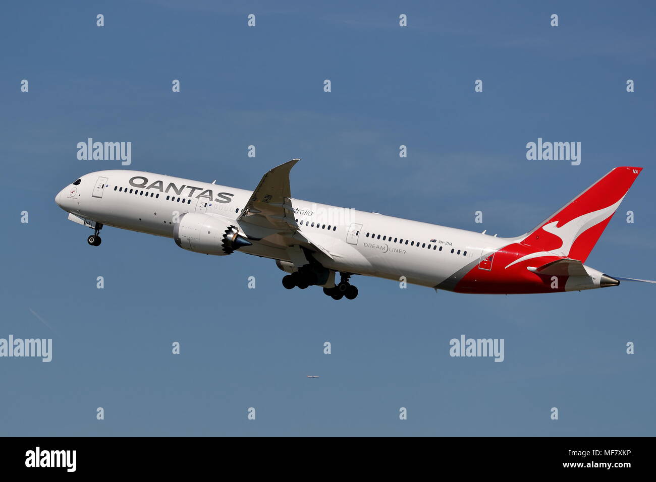 Qantas Boeing 787-9 Dreamliner VH-ZNA nimmt am Flughafen London Heathrow, Großbritannien Stockfoto