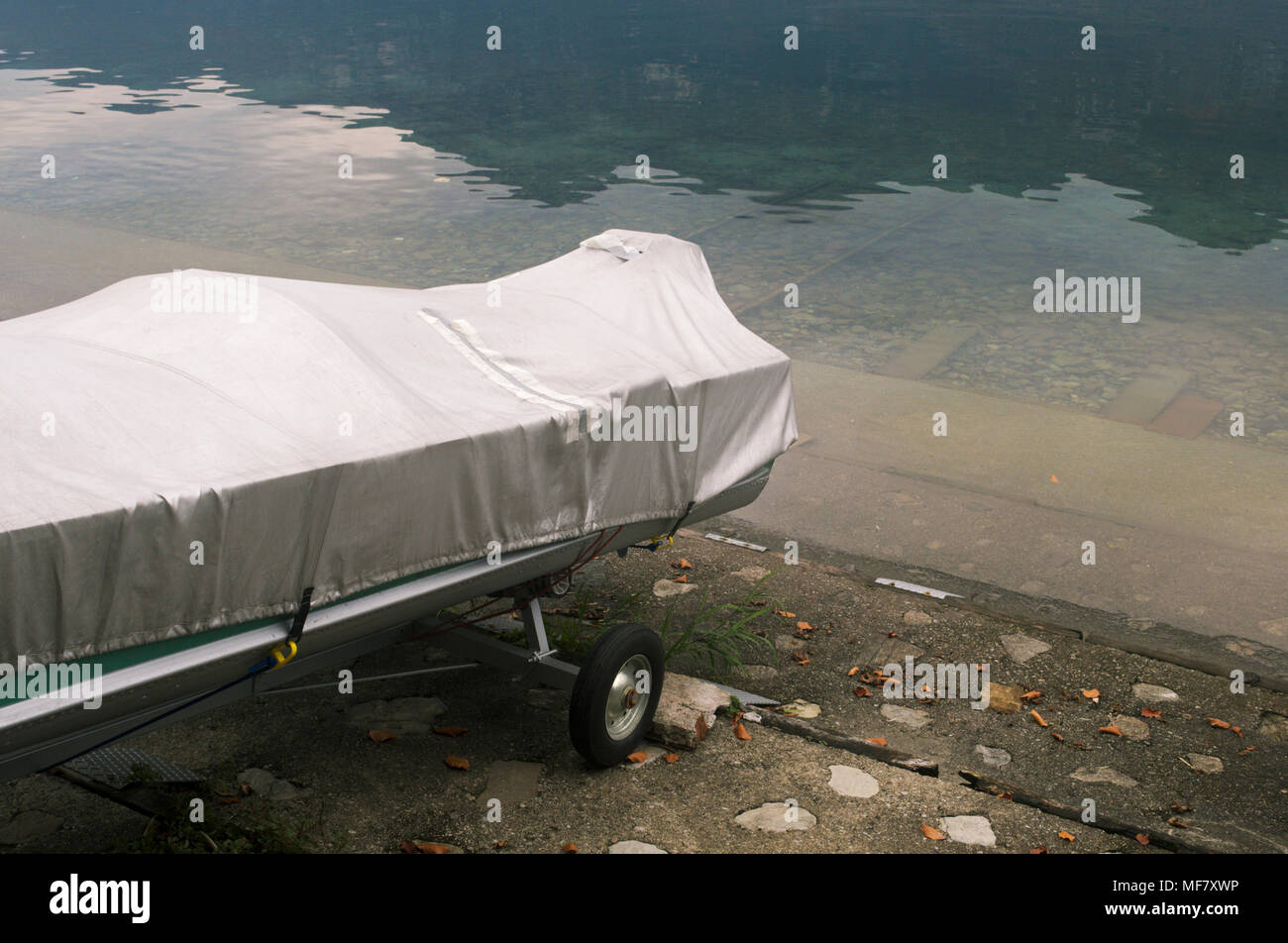 Boot auf Anhänger mit Plane Stockfoto