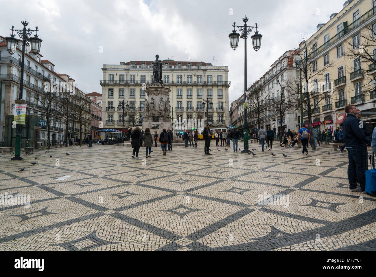 Die Statue des Dichters Luis de Camões, Luís de Camões Square in Lissabon, Portugal Stockfoto