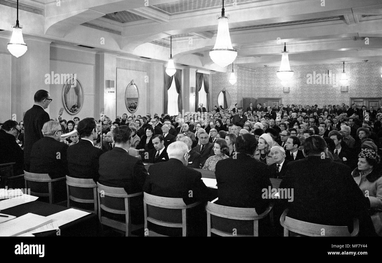 Sir William Carr, Vorsitzende der Nachrichten der Welt, die voll von der Hauptversammlung an der Connaught Rooms, London. ... Medien - Nachrichten der Welt übernahme Meeting-Connaught Zimmer, Bloomsbury... 02-01-1969... London... UK... Foto: PA/PA-Archiv. Eindeutige Referenz Nr. 36142608... Stockfoto