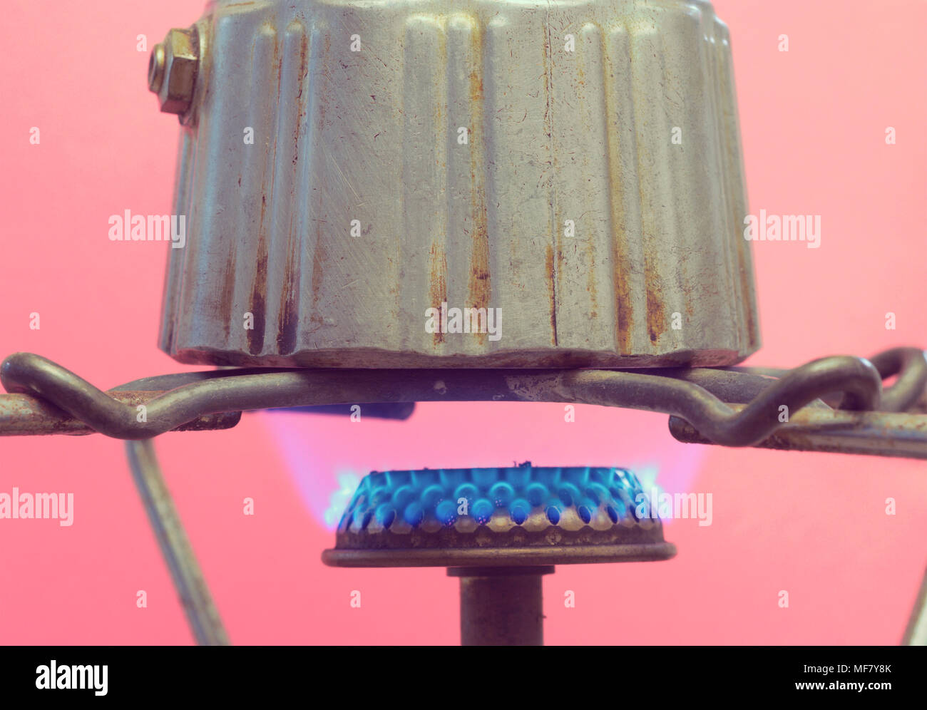Moka Topf auf Gasherd Stockfoto