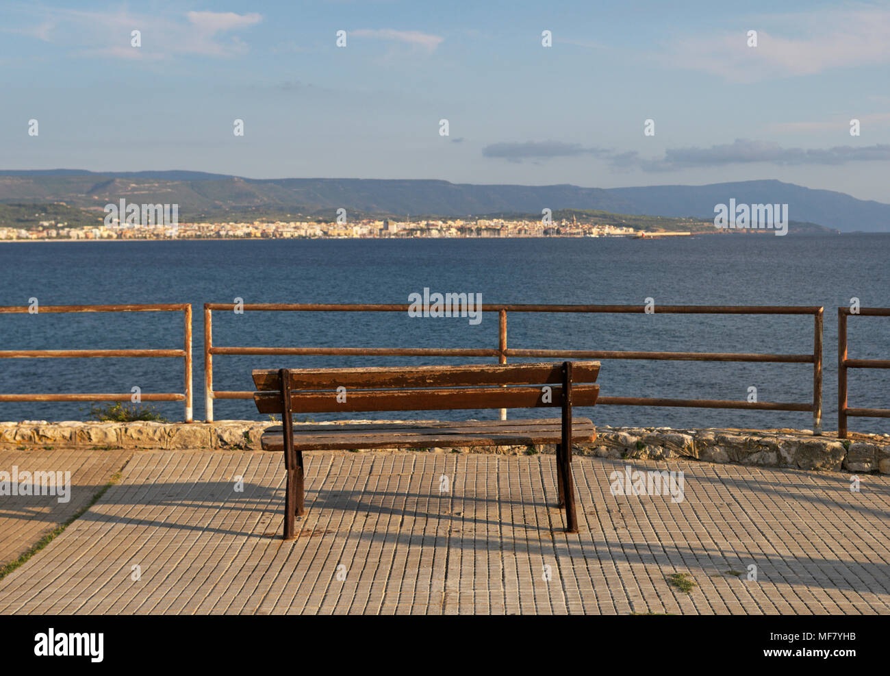 Bank von Geländer mit Blick auf Meer, Alghero, Sardinien, Italien Stockfoto