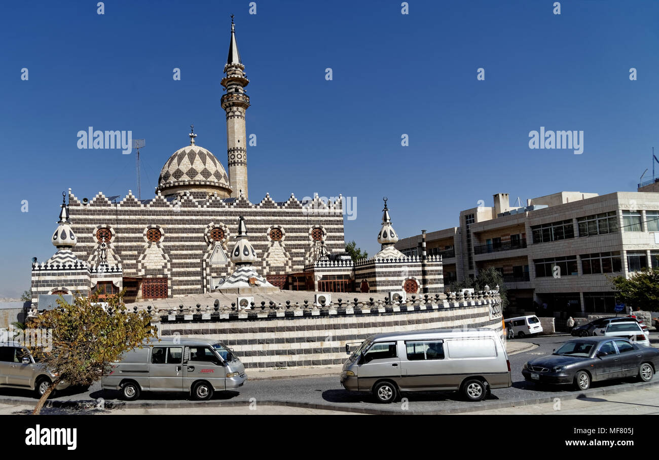 Amman, Jordanien, 11. März 2018: Abu Darwisch Moschee von grafisch legte schwarze und weiße Steine Stockfoto