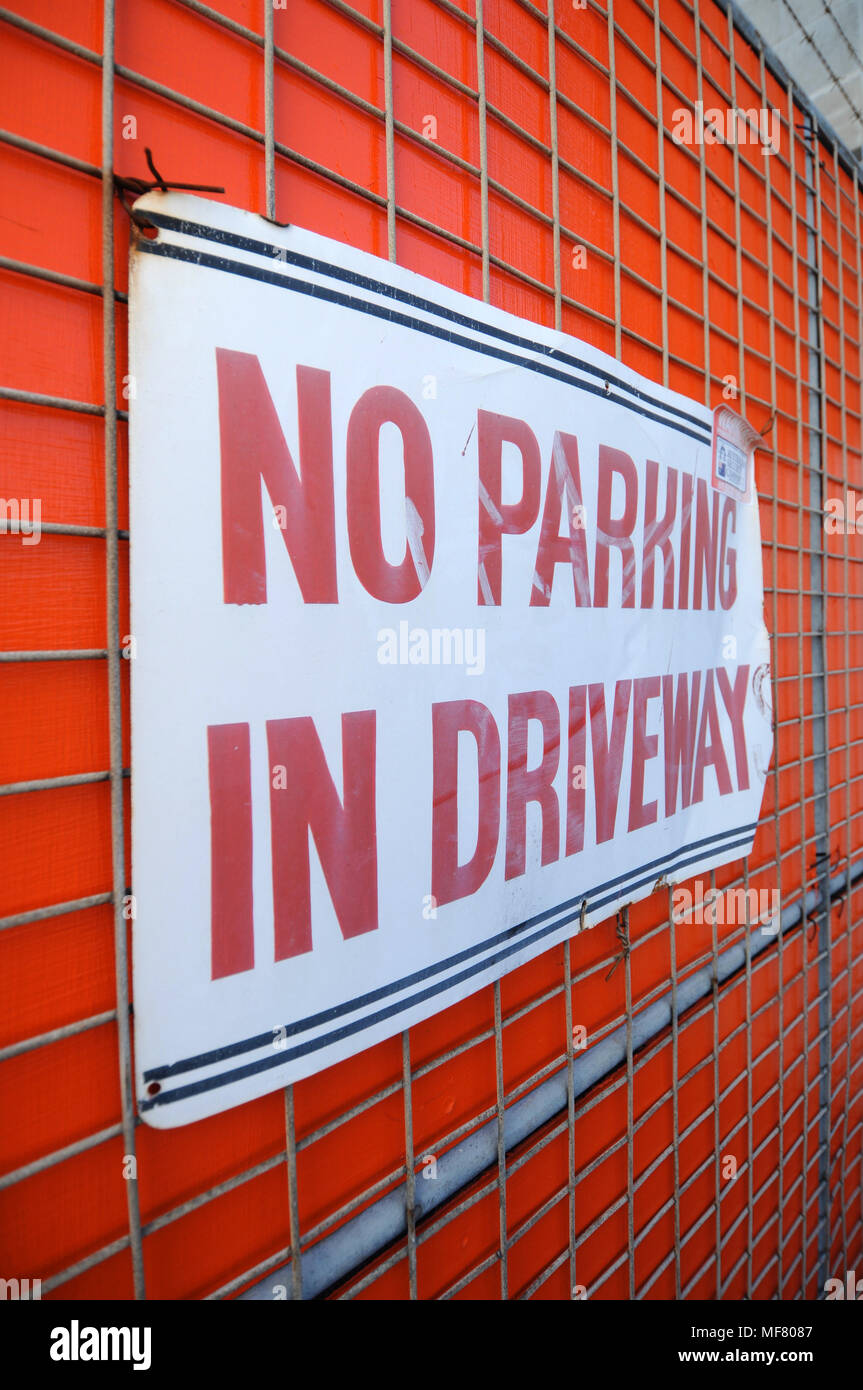 Kein Parkplatz in der fahrstrasse Zeichen roten Buchstaben weißer Hintergrund Stockfoto