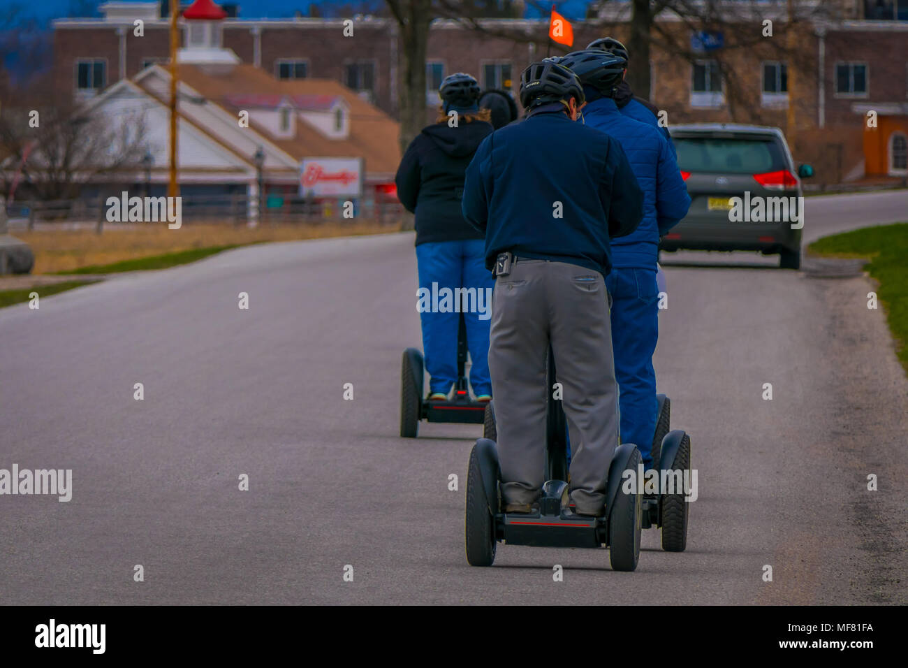 GETTYSBURG, USA - April, 18, 2018: Rückansicht Linie der Touristen auf Segways Seg Touren in Gettysburg National Military Park, in einer Tour auf Friedhof Battlefield Park Stockfoto