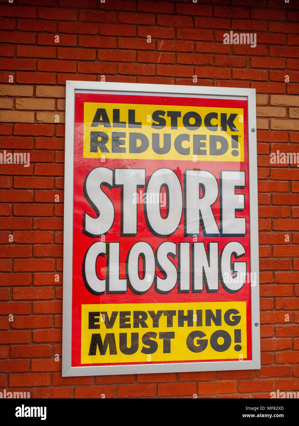 Filialschließung Poster außerhalb Shop UK Stockfoto