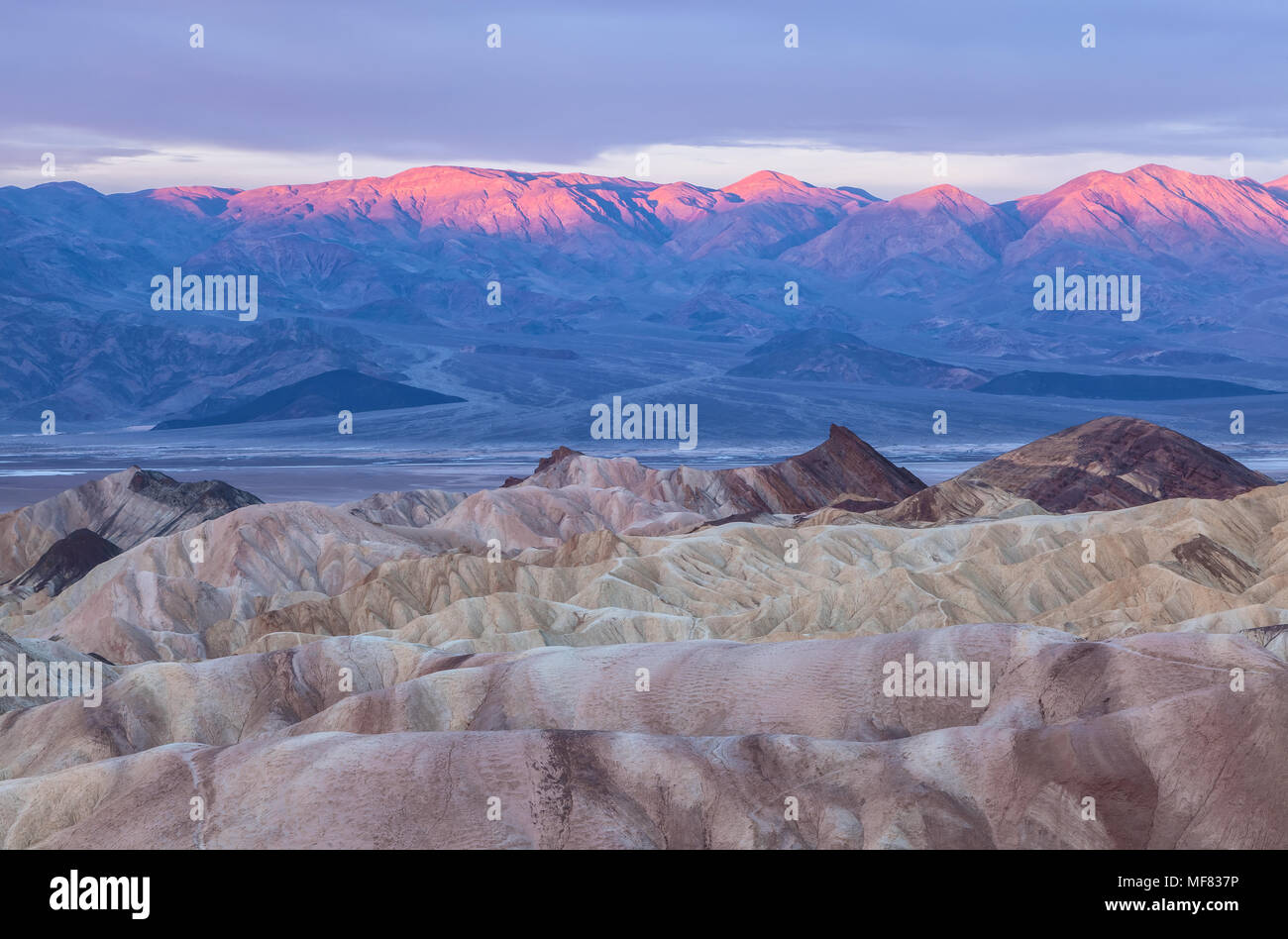 Einzigartige Landschaft und Felsformationen am Zabriskie Point, und die Morgensonne, in Death Valley National Park, California, United States. Stockfoto