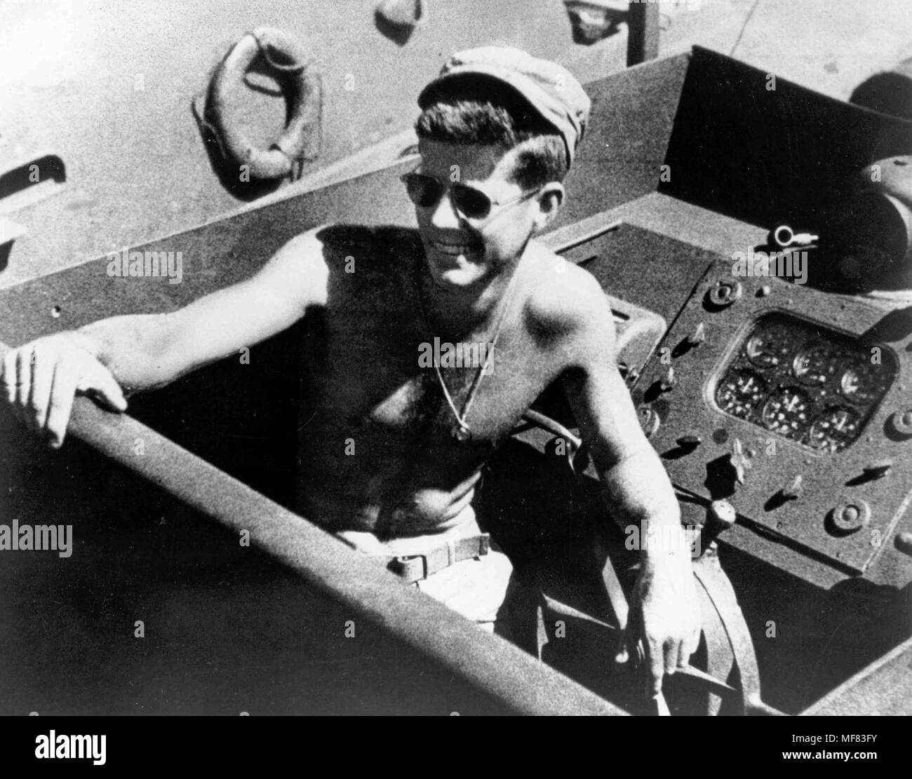 PC101 LT.(Jg) John F. Kennedy an Bord der PT-109 im Südpazifik, 1943. John Fitzgerald Kennedy Library Stockfoto