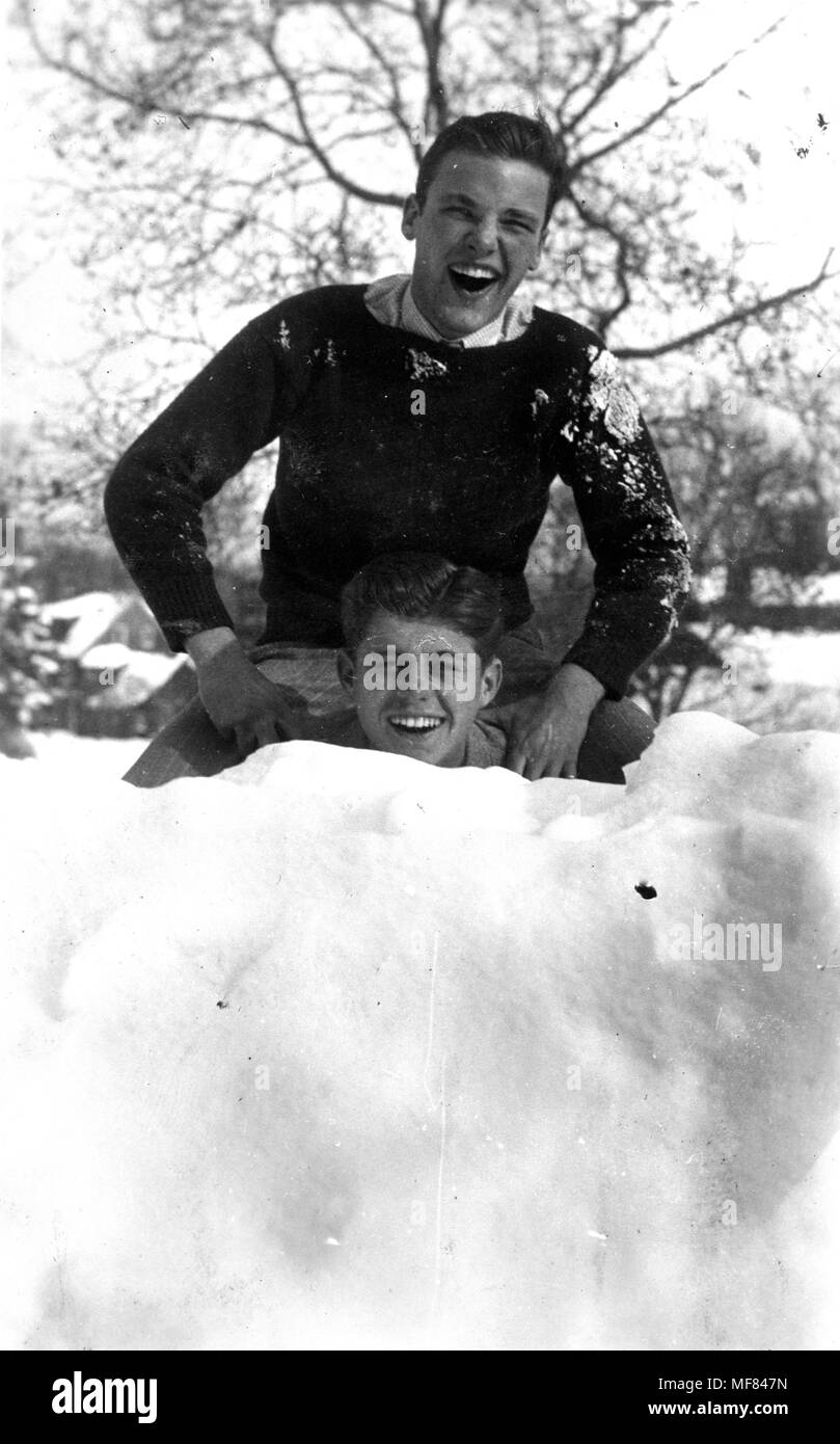 PX-136 81-32 C. 1933 John F. Kennedy und Freund Kirk LeMoyne'Lem' Billings im Schnee spielen. Choate Rosemary Hall, Wallingford, Connecticut. Bitte schreiben Sie: "John F. Kennedy Presidential Library und Museum, Boston". Stockfoto