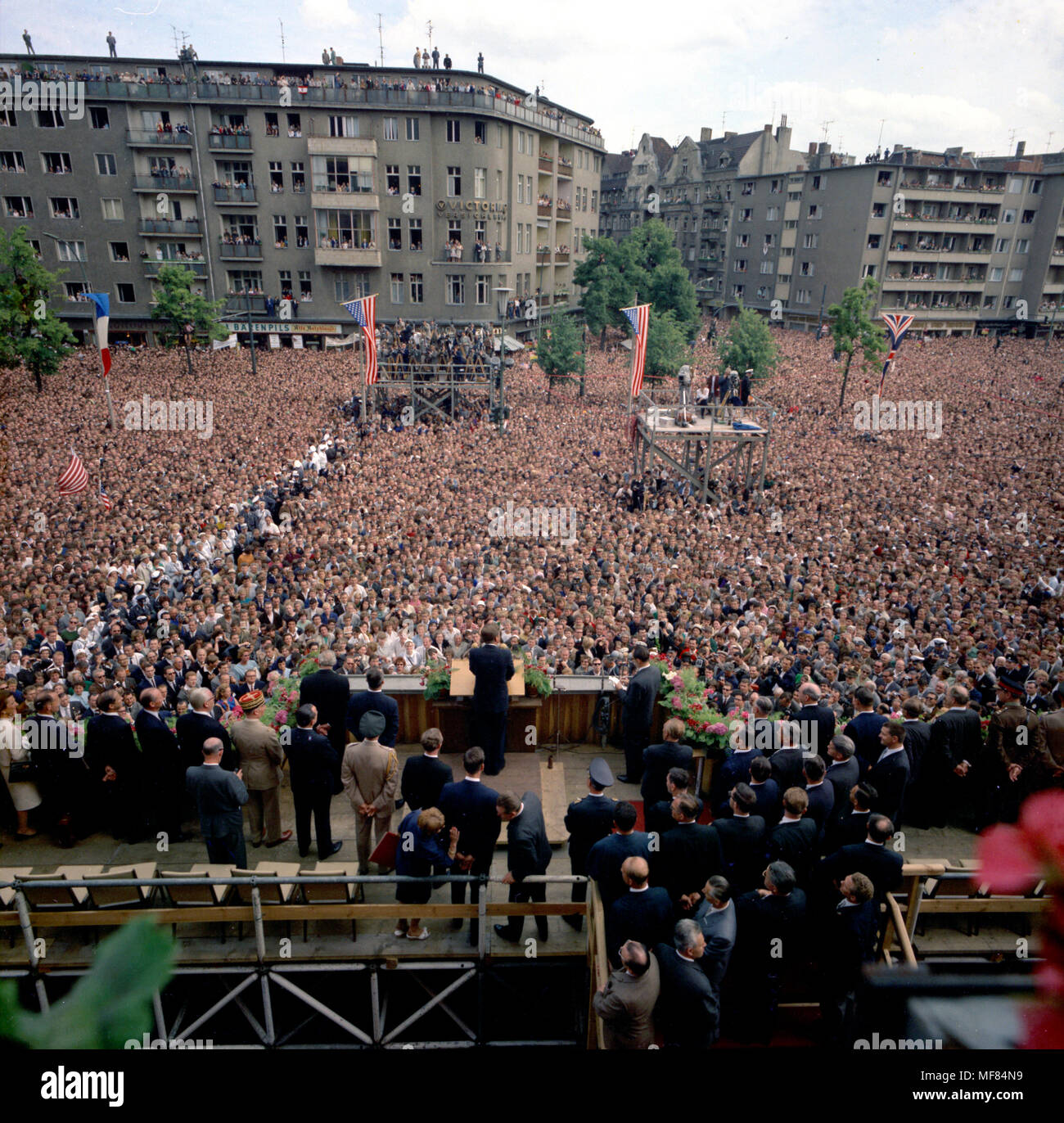 KN-C 29248 vom 26. Juni 1963 Präsident John F. Kennedy liefert eine Adresse in West Berlin. Fotografie ist eine hintere Ansicht von Präsident Kennedy und andere auf dem Podium und zeigt die große Volksmenge und Kameraleute die Adresse anzeigen. Rathaus, West Berlin, Deutschland. Bitte Quelle: Robert Knudsen, White House/John F. Kennedy Presidential Library und Museum, Boston. Stockfoto