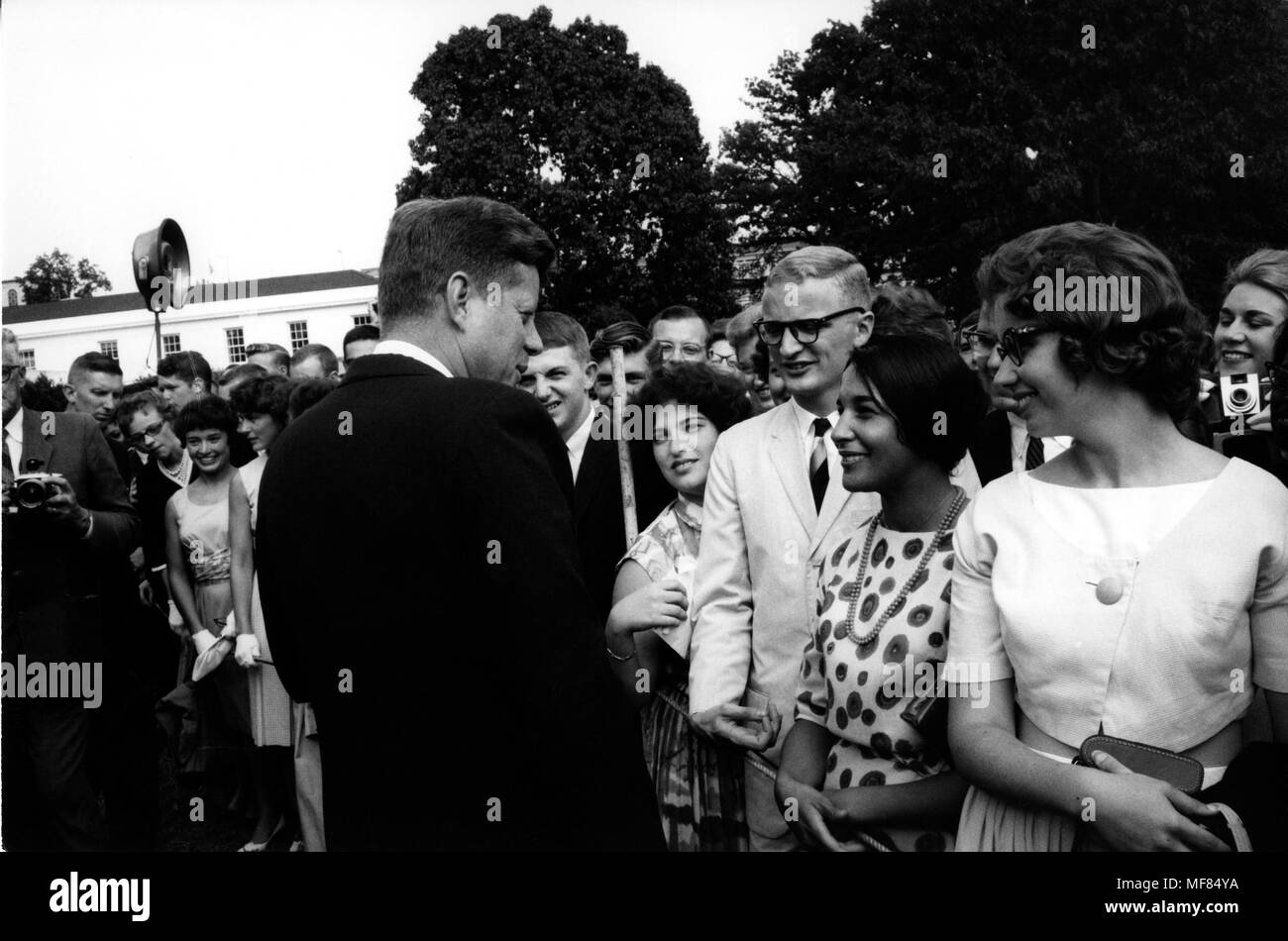 PX 65-2: 2 9 Aug 1962 Beschriftung auf der Rückseite: "Sechs hundert und drei Friedenskorps Auszubildende in Washington vorbereiten für Auslandseinsätze besucht Präsident Kennedy auf den Rasen des Weißen Hauses. Der Präsident begrüßte die Teilnehmer mit besonderer Freude, denn sie hatten sich verpflichtet, ein großes Abenteuer.", wiederholte er seine Hoffnung, dass Peace Corps Freiwilligen zu Karriere im Dienst der Regierung zurückkehren würde. Nach informellen Gespräch mit den Auszubildenden, der Präsident spontan bestellt eine spezielle Tour des Weißen Hauses für die Auszubildenden." Stockfoto