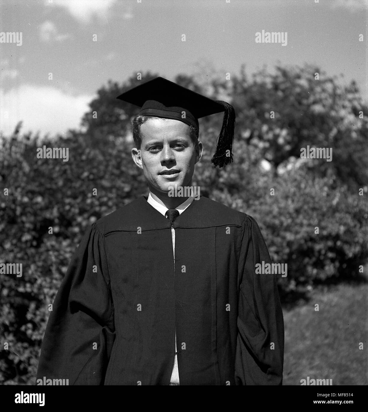 PC 20 20 Juni 1940 John F. Kennedy tragen Regalia bei seinem Abschluss in Harvard N. Bitte schreiben Sie 'John F. Kennedy Presidential Library und Museum, Boston' Stockfoto