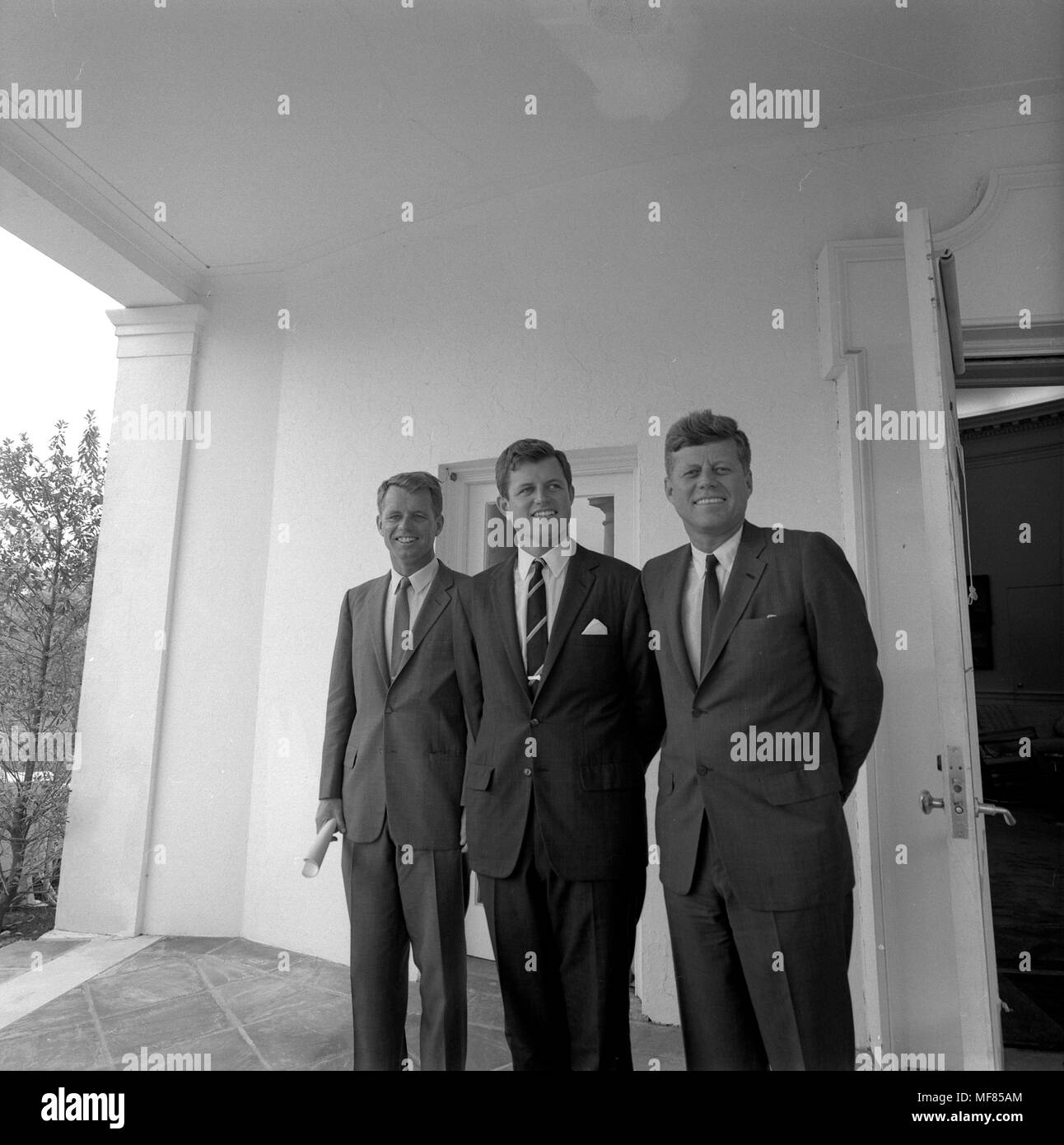 ST--398-3-63 August 28, 1963 Präsident John F. Kennedy mit seinen Brüdern steht, Senator Edward M. Kennedy und Attorney General Robert F. Kennedy außerhalb des Oval Office im Weißen Haus. Bitte schreiben Cecil Stoughton, John F. Kennedy Presidential Library und Museum, Boston. Stockfoto