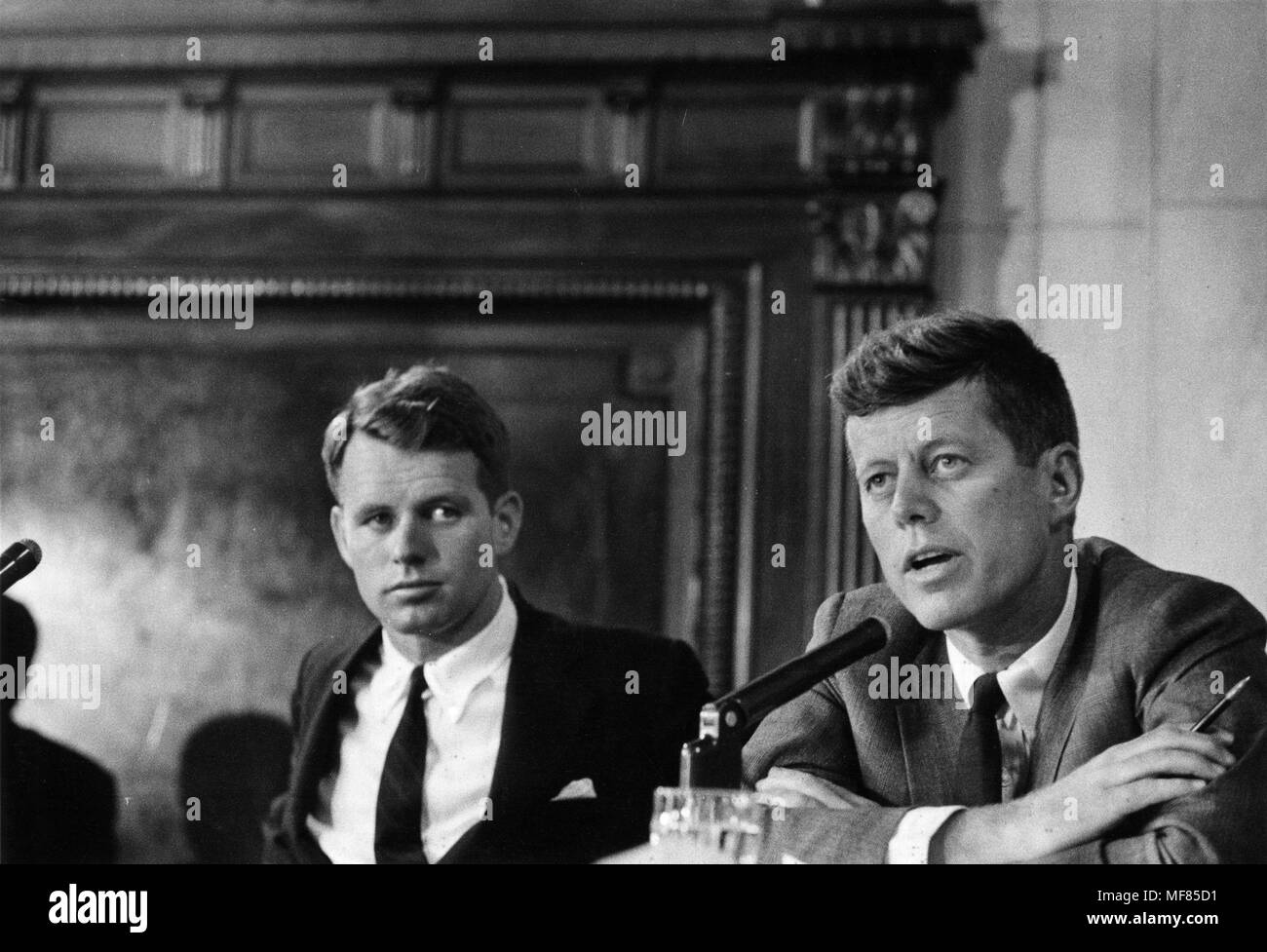 PX 65-105: 470 5/1957 Robert F. Kennedy und John F. Kennedy während der McClellan Senat Anhörungen. Foto: Douglas Jones für die Zeitschrift in der John-F.-Kennedy Presidential Library und Museum, Boston. Stockfoto