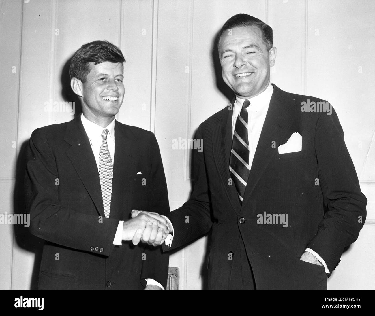 PC 473 10 Nov 1952 Kongressabgeordnete John F. Kennedy und Senator Henry Cabot Lodge Hände schütteln. Bitte schreiben Sie 'John F. Kennedy Presidential Library und Museum, Boston' Stockfoto