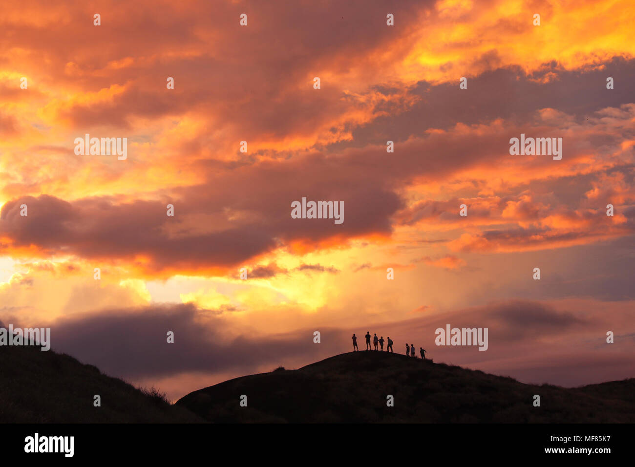 Silhouetted Bergsteiger auf vulkanischen Rand des Vulkan Masaya bei Sonnenuntergang Stockfoto