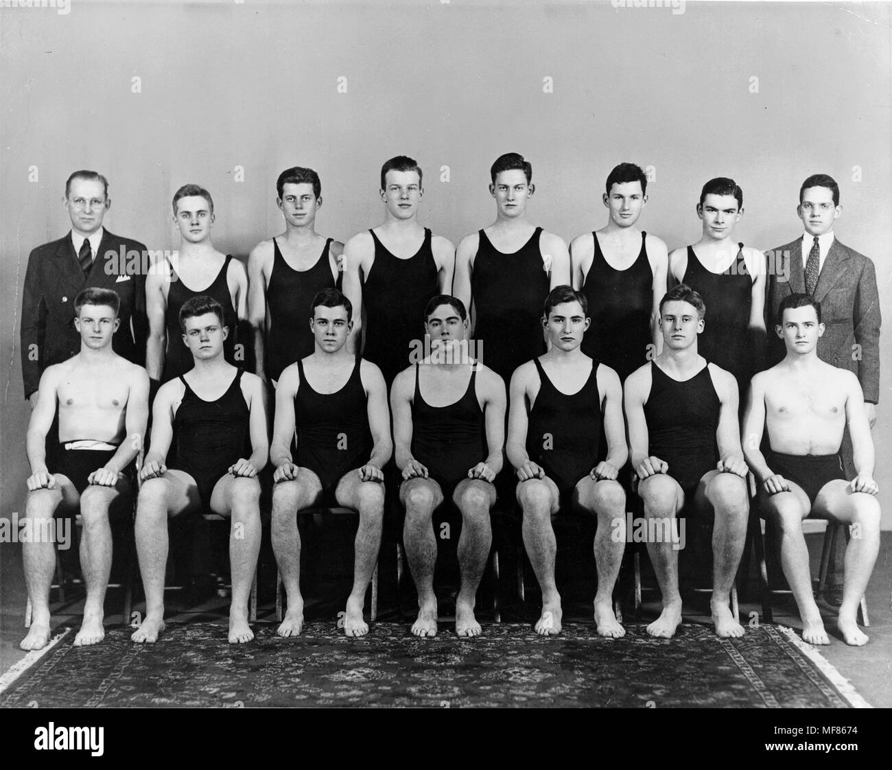 PC 16 c 1936/37 Harvard Swim Team Foto, C. 1936/37. John F. Kennedy ist in der hinteren Reihe, dritter von links. Foto in der John-F.-Kennedy Presidential Library und Museum, Boston. Stockfoto