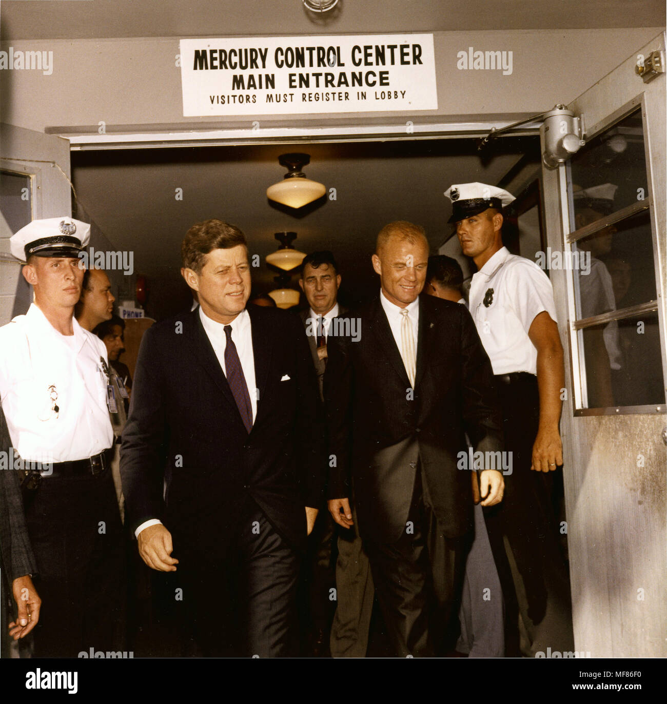 KN-C 20243 23 Feb 1962 Präsident John F. Kennedy und der Astronaut John Glenn in Cape Canaveral, Florida, Quecksilber Control Center für die Präsentation der NASA DSM an Glenn. Bitte Kredit" Robert Knudsen, White House/John F. Kennedy Presidential Library und Museum, Boston' Stockfoto