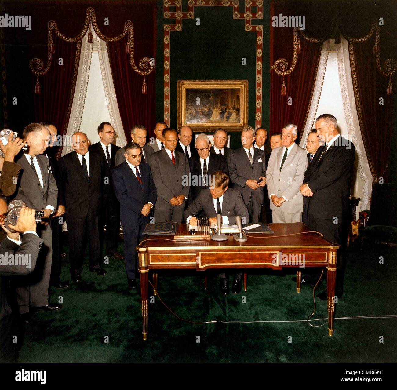 KN-C 30095 07 Oktober 1963 Präsident Kennedy Zeichen der begrenzten Nuclear Test Ban Treaty. William Hopkins, Sen. Mike Mansfield, John J. McCloy, Adrian S. Fisher, Sen. John Pastore, W. Averell Harriman, Senator George Smathers, Sen. J.W. Fulbright, sek. von Dean Rusk, Senator George Aiken, Präsident Kennedy, Senator Hubert H. Humphrey, Senator Everett Dirksen, William C. Foster, Sen. Howard W. Cannon, Sen Leverett Saltonstall, Senator Thomas H. Kuchel, Vice President Johnson. Weißes Haus, Vertrag. Foto von Robert Knudsen, Weißes Haus, in dem John F. Kennedy Presidential Library und Museum, Bos Stockfoto