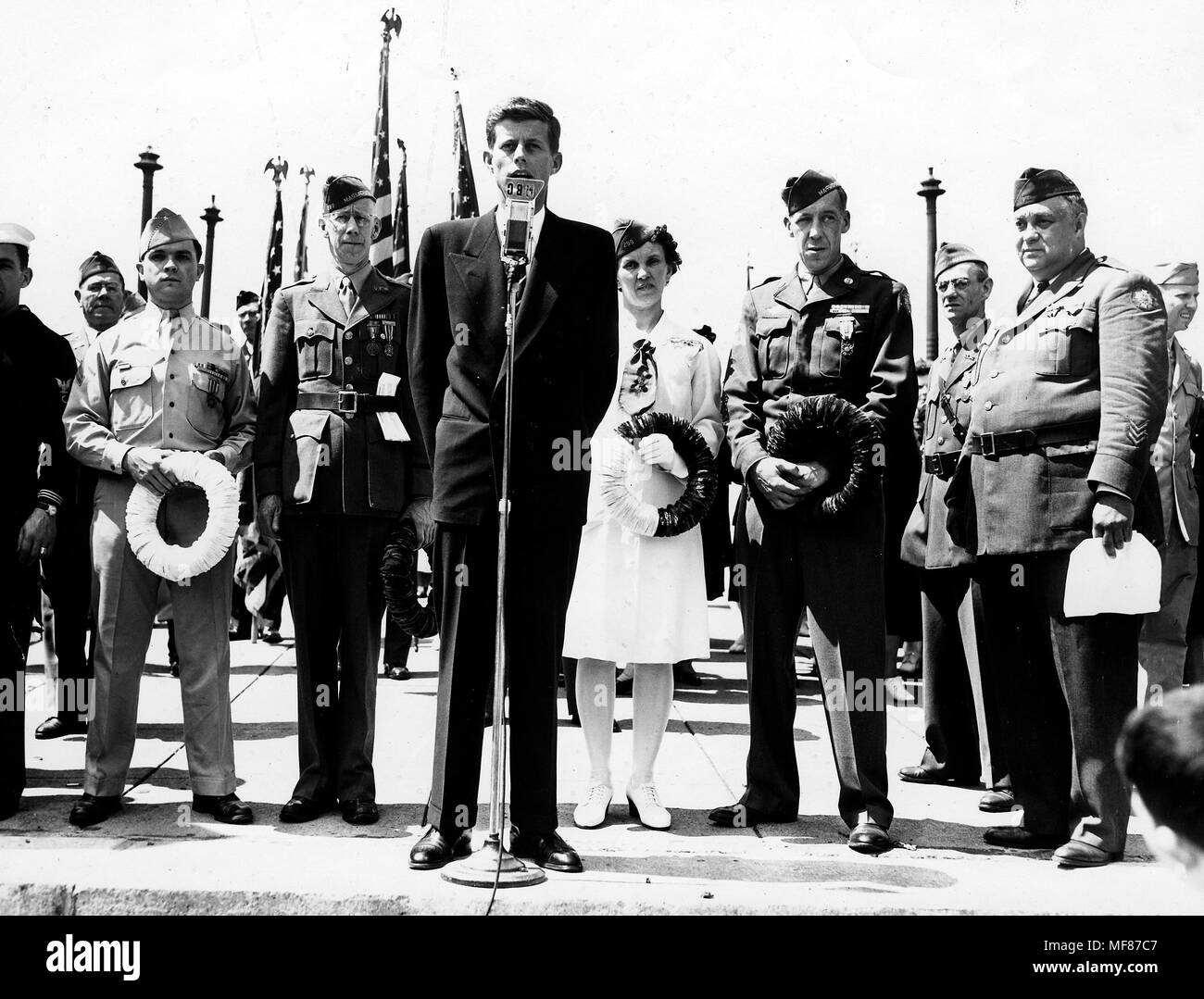 PC 360 30 Mai 1946 John-F.-Kennedy spricht am Memorial Day Services in Cambridge, Massachusetts. Bitte schreiben Sie "John Fitzgerald Kennedy Library, Boston" für das Bild. Stockfoto