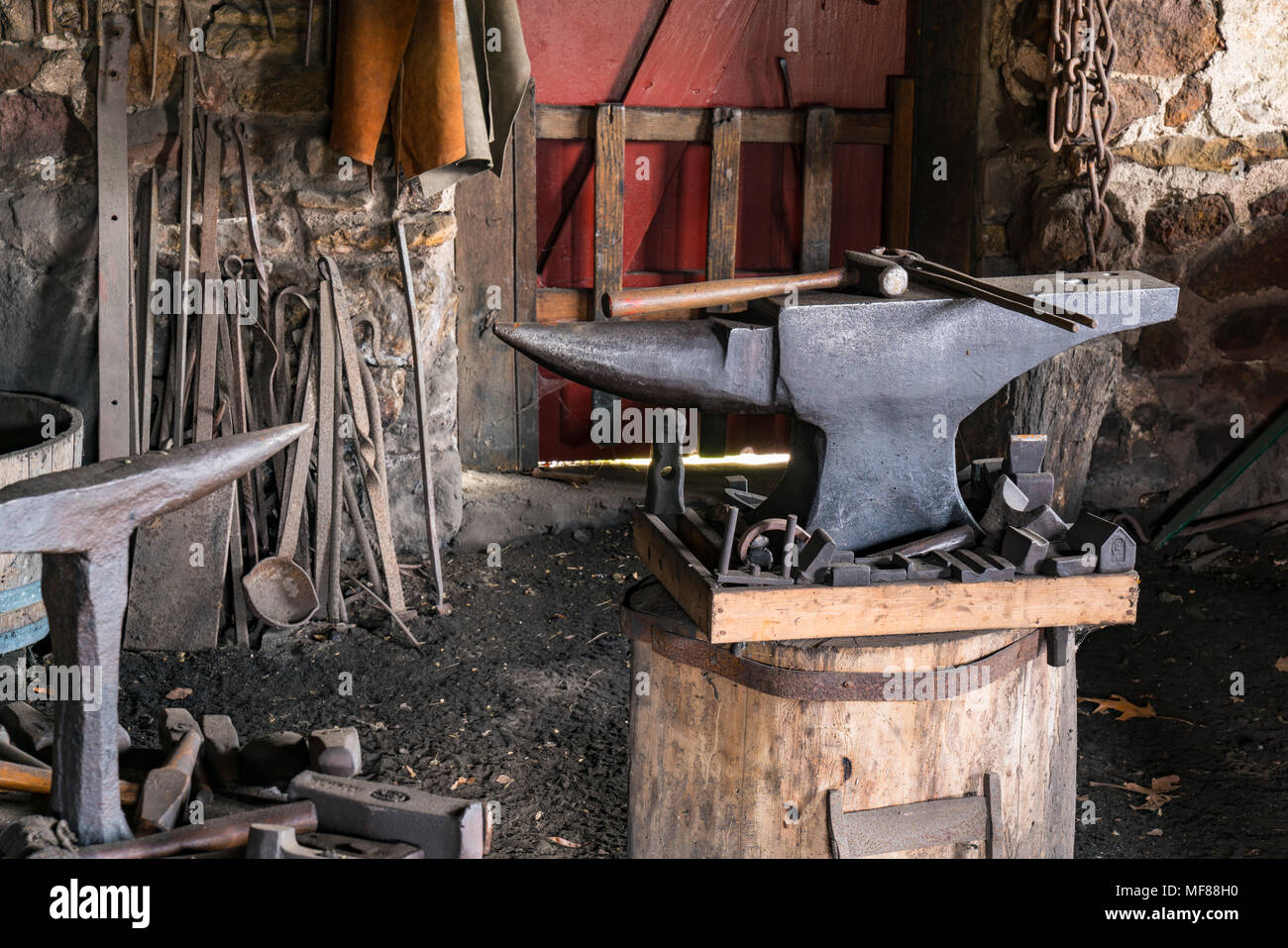 Tools auf einem eisernen Amboss in einer alten Schmiede Shop Stockfoto