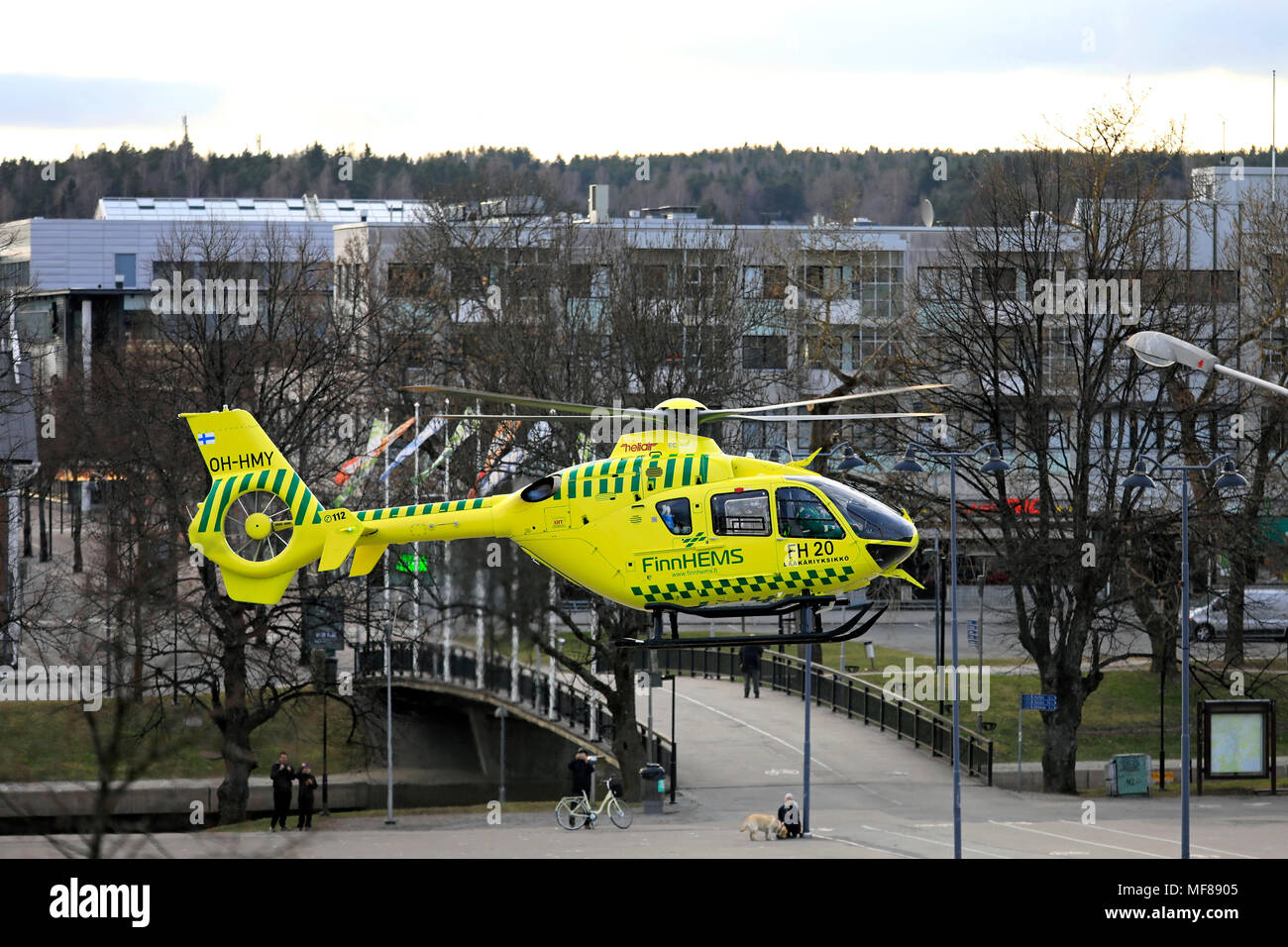 FinnHEMS medizinischen Hubschrauber hebt ab Salo Marktplatz am Abend in Salo, Finnland - 22 April, 2018. Stockfoto