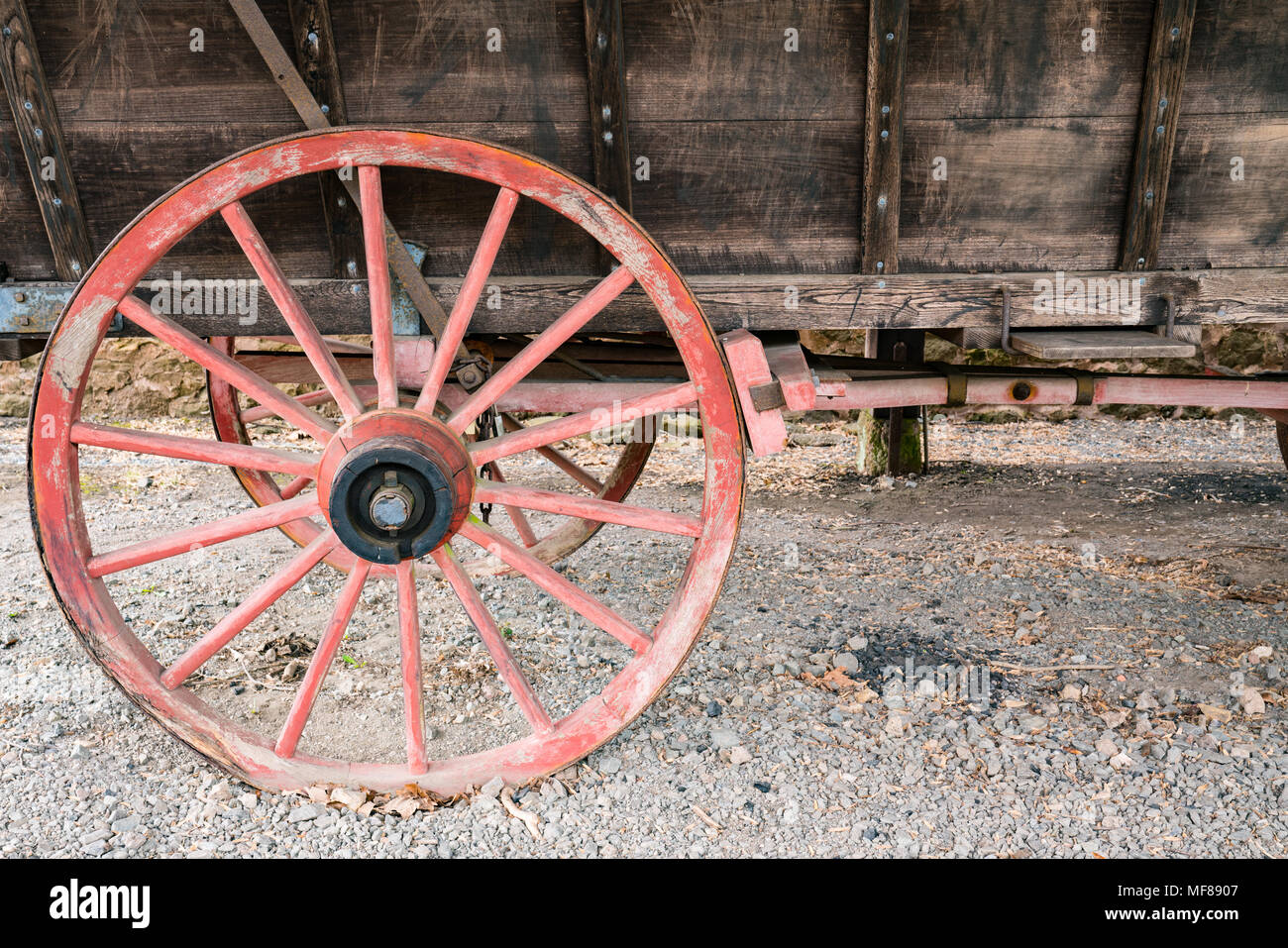 Alten roten hölzernen Wagen Rad Stockfoto