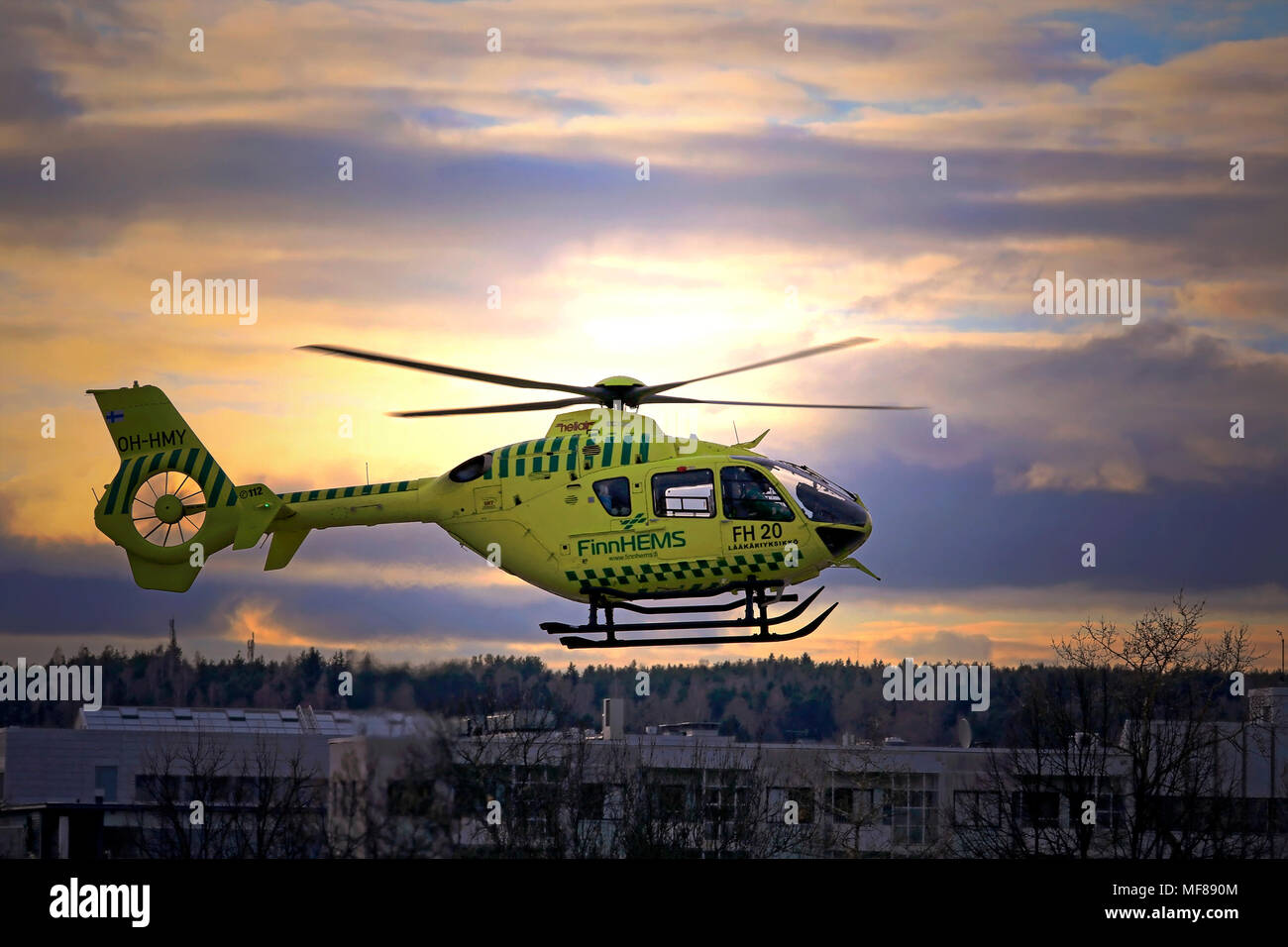 FinnHEMS medizinischen Hubschrauber gegen Sonnenuntergang Himmel wie es nimmt Salo Marktplatz am Abend in Salo, Finnland - 22 April, 2018. Stockfoto