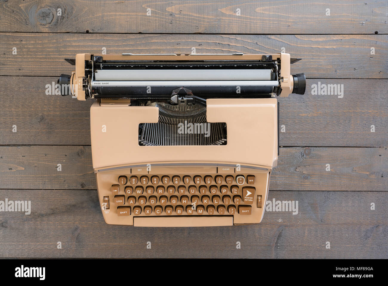 Alte Vintage Schreibmaschine auf einem Holz Hintergrund Stockfoto