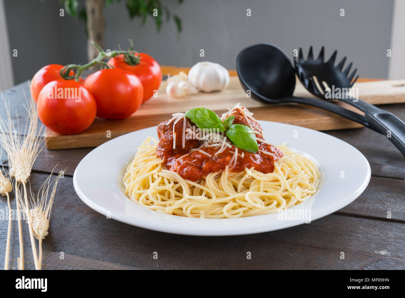 Teller Spaghetti mit Tomatensauce, Frikadellen und Basilikum Stockfoto
