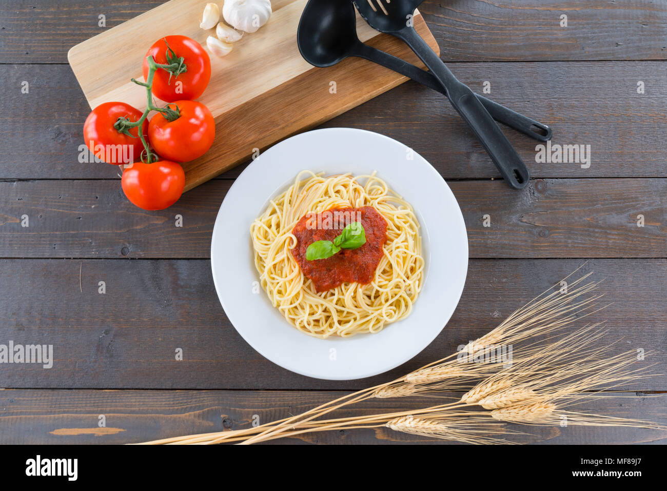Teller Spaghetti mit Tomatensauce und Basilikum Stockfoto