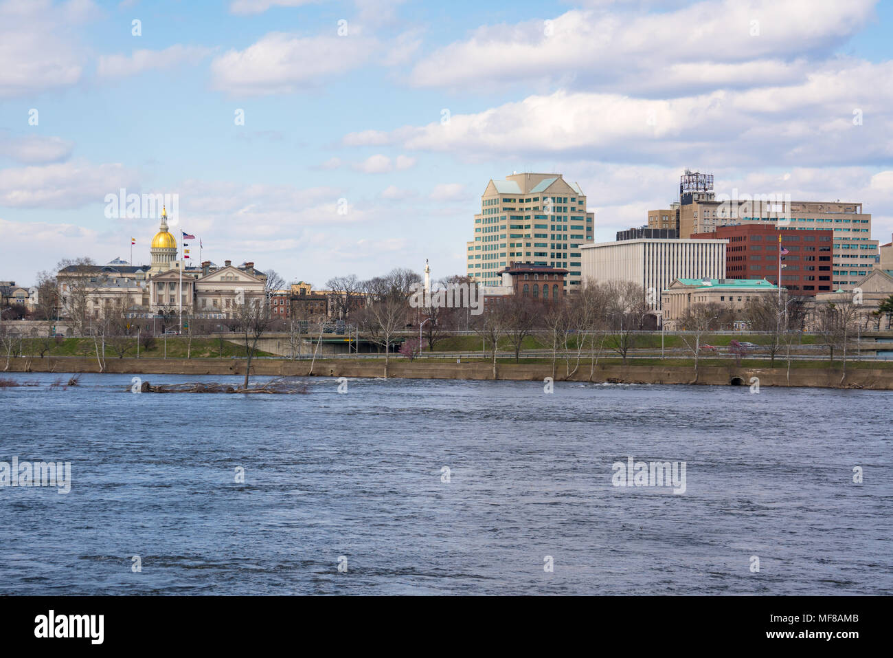 TRENTON, NJ - April 5, 2018: Skyline und Capitol Building von Trenton, New Jersey über den Delaware River Stockfoto