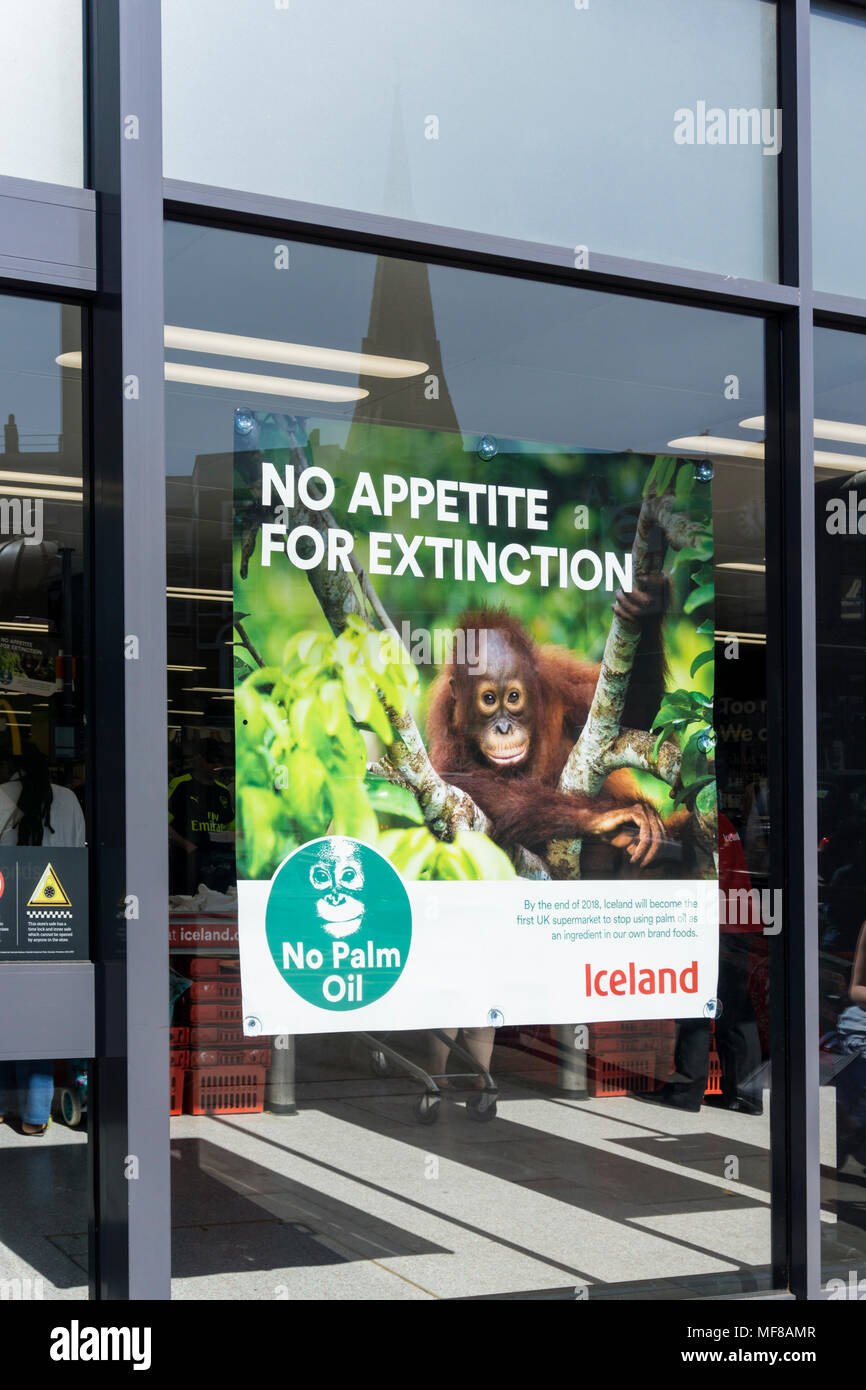 Ein Zeichen in einem Island Supermarkt sagt, dass Sie der erste britische Supermarkt werden mithilfe von Palm Öl in ihren eigenen Produkten bis Ende 2018 beenden. Stockfoto