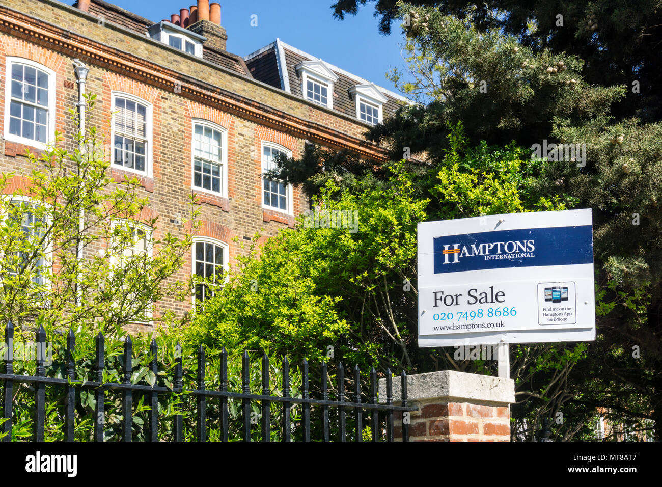 Ein Hamptons International Immobilien zum Verkauf Schild außerhalb der Häuser auf Clapham Common Nordseite in Lambeth, South London Stockfoto