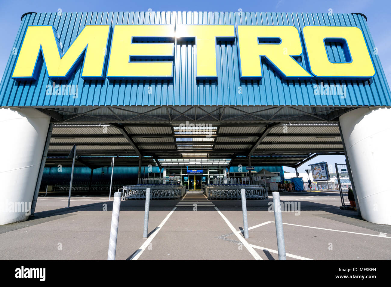 Eingang eines Metro Cash & Carry Markt. Metro Cash & Carry ist der größte Umsatz Aufteilung des deutschen Handels- und Einzelhandelskette Metro AG. Stockfoto