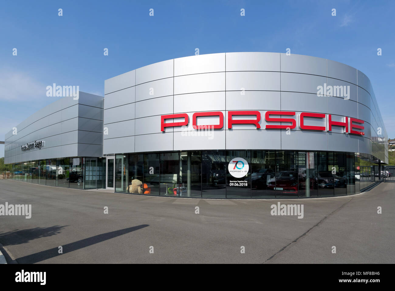 Porsche Zentrum Siegen. Porsche ist ein deutscher Automobilhersteller, spezialisiert auf high-performance Sports Cars, SUVs und Limousinen. Stockfoto