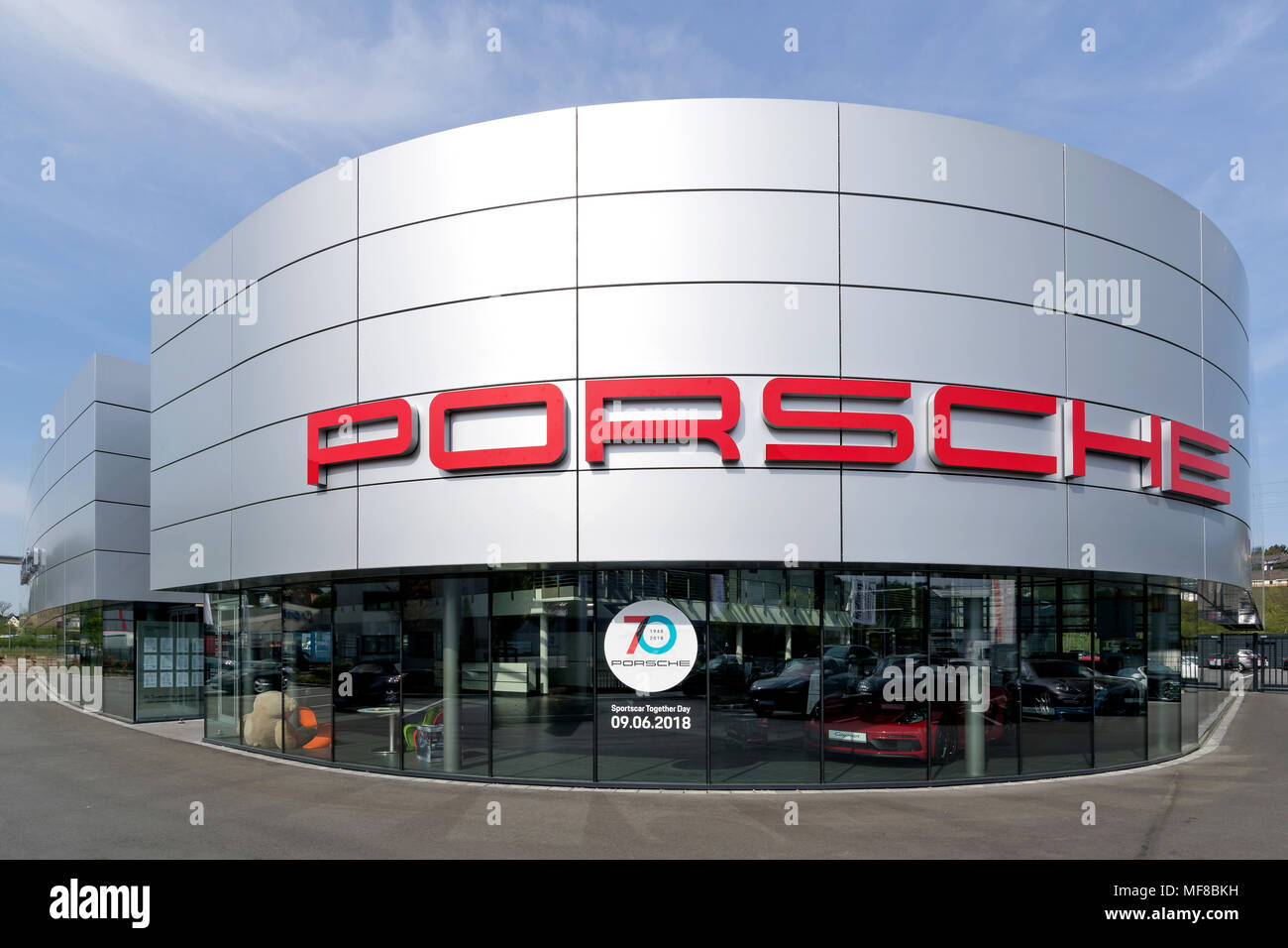 Porsche Zentrum Siegen. Porsche ist ein deutscher Automobilhersteller, spezialisiert auf high-performance Sports Cars, SUVs und Limousinen. Stockfoto