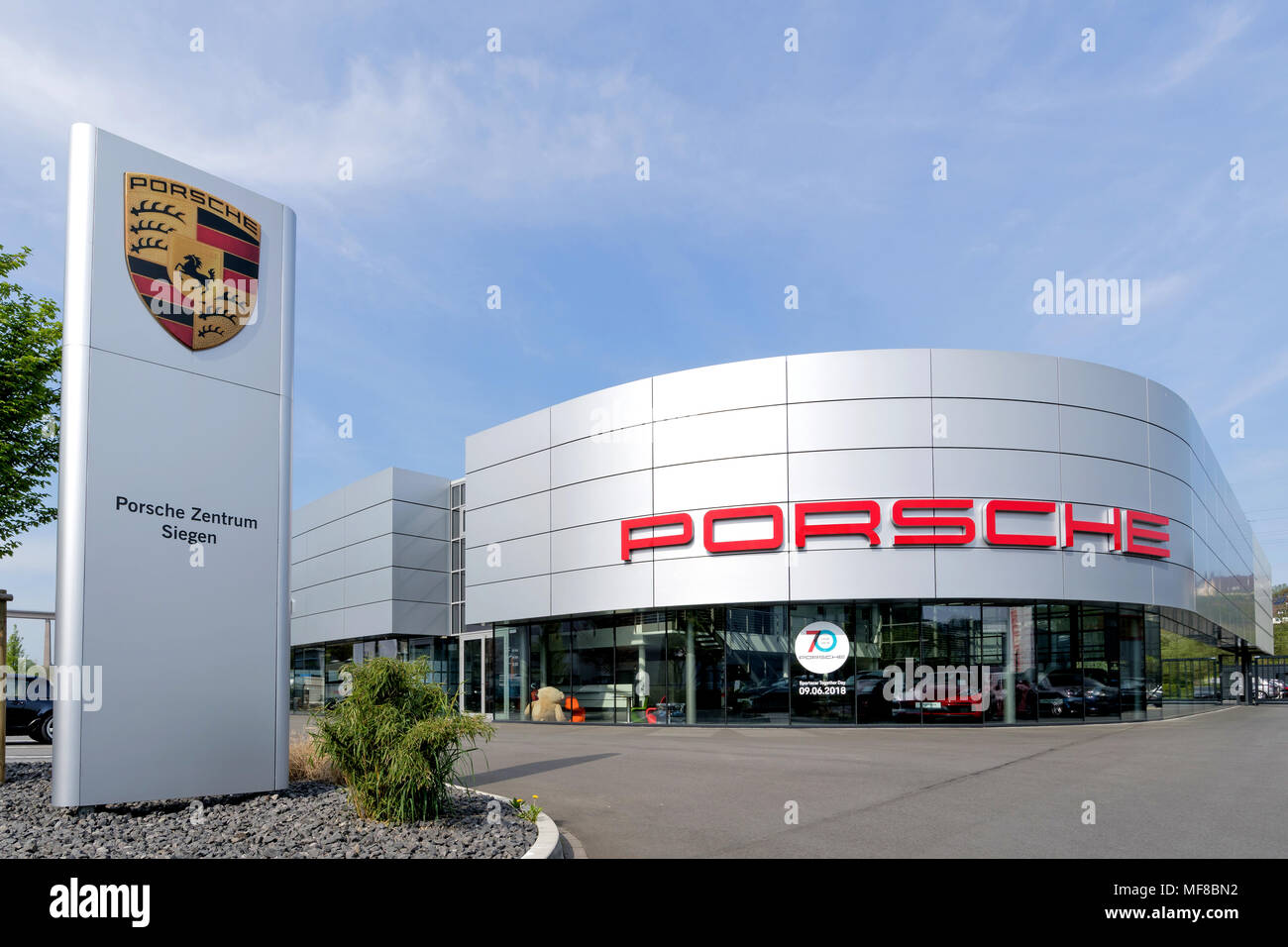 Porsche Zentrum Siegen. Porsche ist ein deutscher Automobilhersteller, spezialisiert auf high-performance Sports Cars, SUVs und Limousinen. Stockfoto